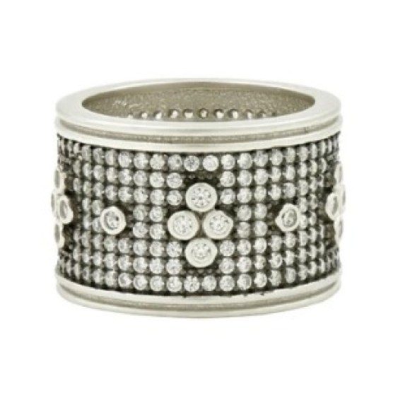 Signature Pavé Clover Wide Band Ring